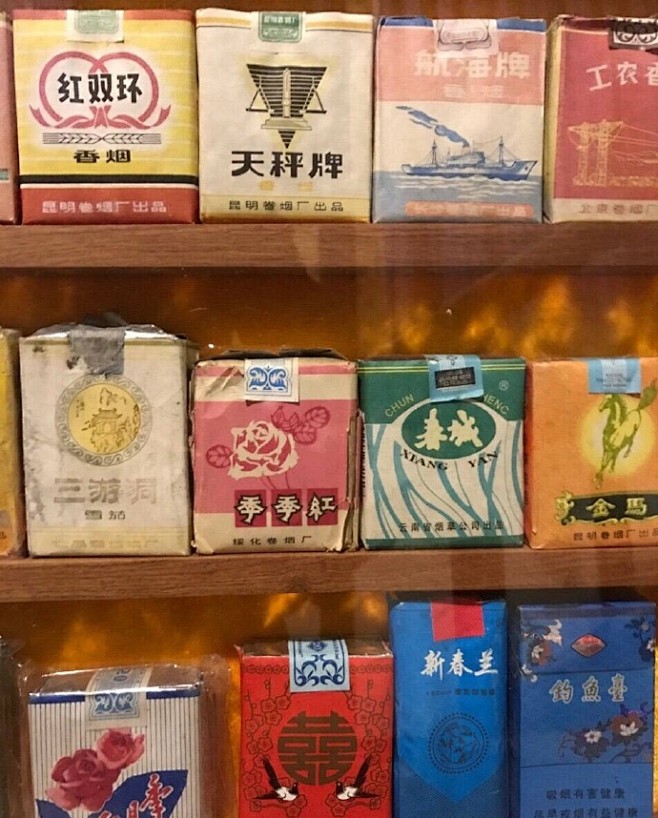 香烟的怀旧包装，隔着年代渗出了复古的味道