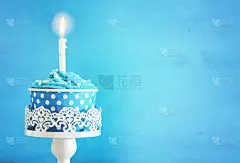 生日概念纸杯蛋糕和一支蜡烛在木桌上