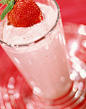 【草莓奶昔】做法： 1、将草莓用淡盐水浸泡15分钟, 用清水冲洗干净,去除叶和柄后滤水; 2、将洗净的草莓放入搅拌杯, 3、加入炼乳 4、和牛奶; 5、打碎搅拌后到入杯中, 6、即成草莓奶昔; 7、将搅拌好的草莓奶昔倒入密封容器内，放入冰箱冷冻成冰; 8、吃的时候取出，在室温或者冰箱冷藏室内放置一会儿，待冰稍微融化,不那么坚硬后，用勺子盛入杯中，拌入适量草莓果肉, 即是清凉爽口的草莓沙冰。