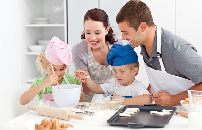 厨房里做饭的一家人图片