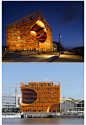 ArchGo! 法国，里昂，橙色立方/ Jakob + Macfarlane Architects这个城市规划项目由法国水运管理局与储蓄银行、Sem Lyon Confluence公司合作为老港区开发，旨在重新开发里昂河岸码头及其工业传统，整合建筑设计与商业、文化项目。该项目被设计成一个简单的立方体，并在其中开凿了一个大洞，有助于引入自然光线，利于空气流通，也便于从室内欣赏风景。这个洞口创造了一个空腔，从面向河流一侧水平穿透建筑内部，同时也向上延伸到达屋顶露台。