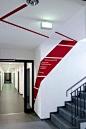 Nice use of a bold color in a sterile hallway to clearly let conference attendees know which way to head - Leitsystem der Universität Vechta | Slanted - Typo Weblog und Magazin