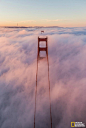 一天早晨，万事俱备，摄影师Toby Harriman飞行于加州旧金山，拍下了云雾包围金门大桥的胜景。“拍下这些美丽的线条需要恰到好处的时间安排，以及与飞行员的合作。” 可是现在无人机很普遍，为什么摄影师却搭乘直升机摄影？什么让摄影师对拍摄这座城市情有独钟呢？如何在静态照片和动态视频间取舍呢？让...展开全文c