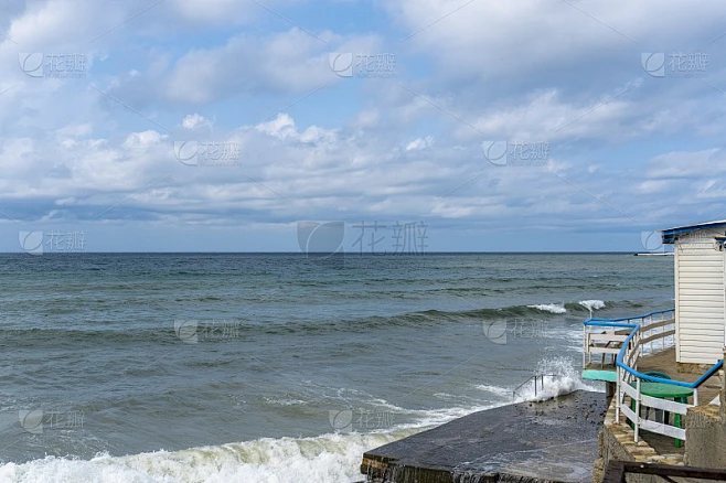 海上有小风暴，海浪拍打着海岸素材-花瓣网