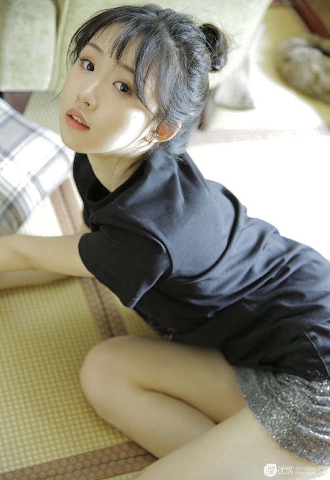 迷人小脸丸子头文艺美少女黑T银裙私房沙发...