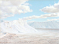 摄影师Emma Phillips拍摄的澳大利亚的一个巨大盐矿，蓝天白云，广袤无边。日常的盐呈现出不真实的幻境。