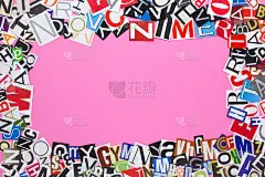从纸质杂志上剪下的字母，在粉红色的背景上留有文本复制空间。从剪报杂志信件上剪下来的彩色抽象拼贴画。