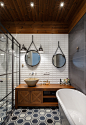 黑白蜂窝瓷砖与铁框门带来时尚利落的现代感，简洁却有质感，洗手间丨卫生间设计。