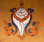 藏语称"东嘎"，又称法螺贝。佛经载，释迦牟尼说法时声震四方，如海螺之音。故今法会之际常吹鸣海螺。在西藏，以右旋白海螺最受尊崇，被视为名声远扬三千世界之象征，即象征着达摩回荡不息的声音，也代表佛陀之语，故法会之际常吹鸣海螺。