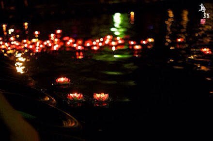 流水人家说静影,花灯映应夜中红.乌镇风光...