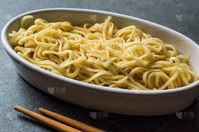 咖喱即食拉面配筷子。