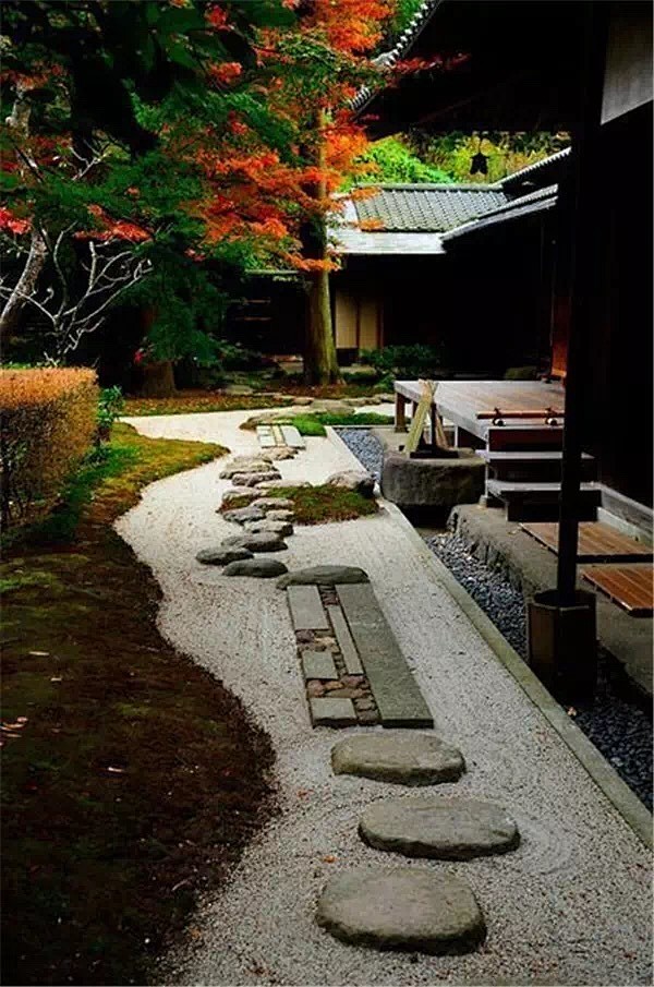 小庭松風靜，無聲花木眠。日本庭院
