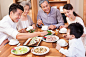 吃,家庭,中国食品,吃饭,挨着_b576900c8_一家人享受快乐用餐时光_创意图片_Getty Images China