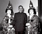 京剧大师梅兰芳为1923年关东大地震发起义演，把其中募捐到的一万大洋捐献给了日本帝国剧场的重建。图是梅兰芳1956年与日本歌舞伎演员的东京合影。