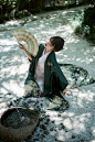 #少女写真# #和服写真#  #人像摄影# 

专 + 关 开一位 66R

炎夏 (神秘代码BV1T64y1F7K2）

沉稳的绿色和服搭配上热情的红色，小戈这次演绎的是率真任性的老板娘？炎热的夏天席地而坐，微风穿过竹林，配上惊鹿的水声是最好不过了。...展开全文c