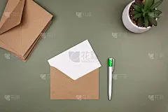 白纸一张装在信封里。请柬和贺卡的模型。