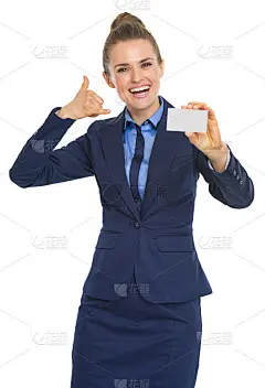 女士展示名片，用手势示意