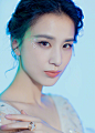 #黄圣依 媚眼桃花妆# 黄圣依亮相海南电影节，香槟色深V长裙凸显事业线，抹胸礼服突出锁骨～ ​​​​