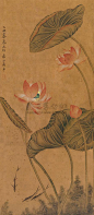恽寿平——《荷花游鱼》【乙丑暮春之初】花卉立轴欣赏 | 
清|恽寿平(1633-1690)字寿平、正叔，号南田、云溪外史、东园草衣、白云外史。与“四王”、吴历并称“清初六大家”又称“四王吴恽”。善山水花鸟诗书，书学褚遂良，被称“恽体”。后以花鸟为主，开创没骨花卉独特画风，常州画派开山祖师。