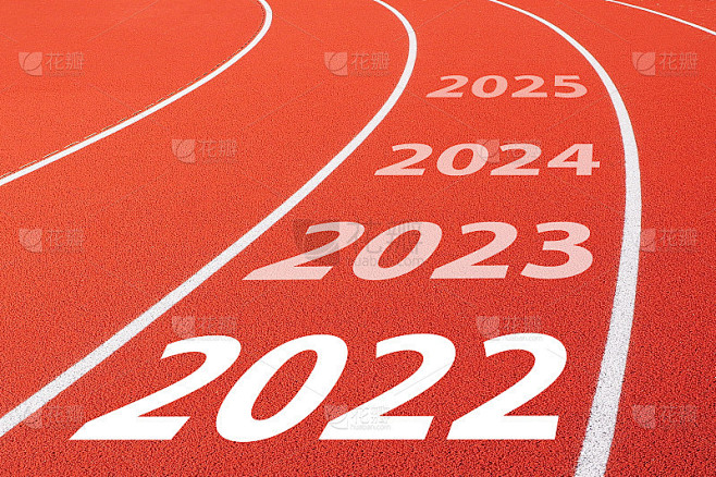 红色跑道与新的一年2022概念