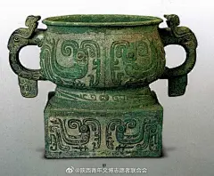 今日青铜器物速递——#古代中国# 孟簋
三件器物同坑出土，形制、花纹、铭文、大小皆同。主体纹饰采用凤鸟为装饰题材，腹部和方座四壁皆饰两两相对的垂冠回首凤鸟，鸟喙卷曲，鸟冠垂至胸前，翎羽翻卷于身后，颈饰火纹。
器内底铸刻四十字的一篇铭文，记述 ​​​​...展开全文c