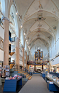 教堂里的书店“Waanders  In  de  Broeren  ”于2013年的7月13日向广大市民开放。
    这种创新的店铺概念是建在15世纪文化程度上，三层的商店建在教堂里，赋予兹沃勒这独特的文化遗产城市新的功能。
初次走进这座教堂，建筑的历史价值深深地吸引住游人们的眼球，空间、高度、高大的穹顶、巨大彩色玻璃窗、天花板壁画、管风琴，建筑内部的一切装饰物都充满着15世纪的味道。
业主需要增加一个700多平方的购物空间，商店的主要目的是售卖产品，但是要保持一种历史的感觉。
  所以建筑师设