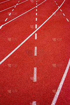 红色跑道运动场上的合成橡胶。