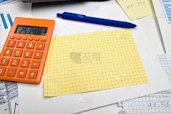 商务办公台面特写-财务报表、分析会计、套文件、图表、各种项目记帐、计算器