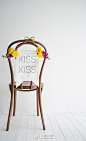 #创意##艺术##手工#[imior.com]婚品DIY 椅背上的kiss kiss旗帜，装饰一个甜蜜又温馨的婚礼！ 更多:http://www.imior.com/goods/show?gid=4566