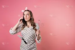 年轻愤怒的女糕点师通过电话与客户沟通，接单，创业。