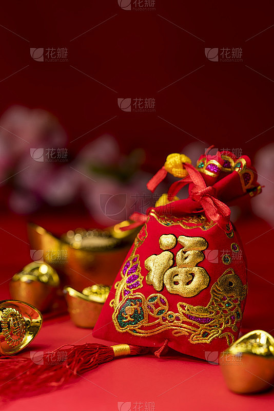 中国新年装饰品，吉祥的装饰品在红背