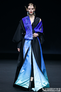 咲华Saki采集到F-衣服 设计