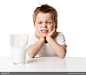 喝牛奶饮料的男孩高清图片