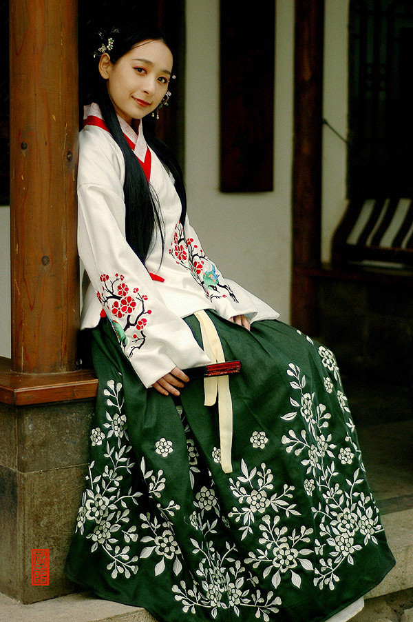 汉服：又称汉衣冠，是中国汉族传统服饰。汉...