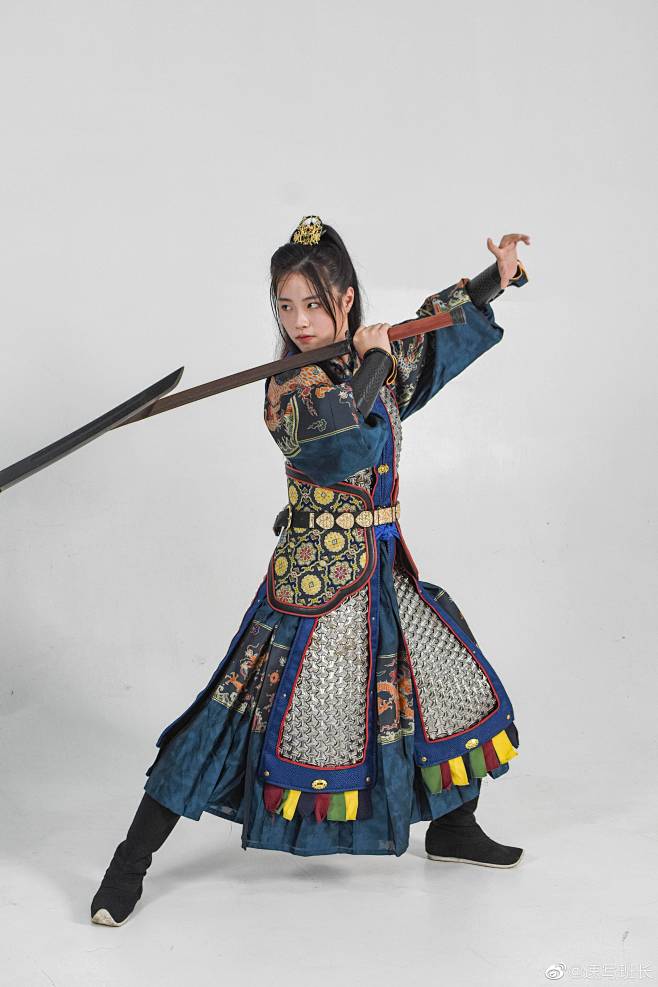 持剑 打斗 女将军
