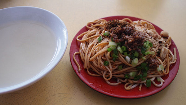 【荤燃面】地址在新南路菜市场内。味道鲜咸...