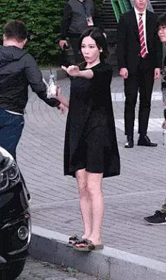 “护士小姐姐你能不能多穿一点啊，搞得我刚缝合的伤口又开了！”哈哈哈
