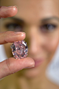 2013年9月25日，苏富比在日内瓦预展名为“粉星”的内部全美鲜彩59.6克拉钻石，它有望在11月13日拍卖中创下钻石拍卖的历史最高纪录，目前要价6000万美元(3.67亿人民币)。图为粉星大钻石的特写。