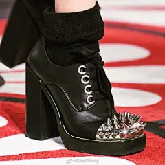 穿上这双鞋，出门公交地铁再也不怕被踩到脚趾头了
Miu Miu Ready To Wear Fall Winter 2020 Paris
hg时装插画超话 GeerWong超话 ​​​​