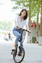 高圆圆为环保绿色出行 重现十七岁的单车_娱乐_腾讯网