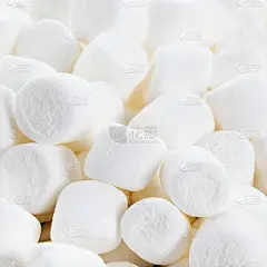 近距离拍摄的白色绒毛圆棉花糖准备好了