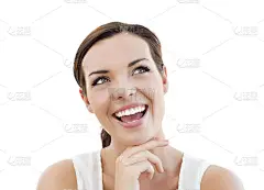 年轻的成年女人看着白色