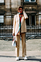 《Vogue》杂志澳大利亚版时尚总监克里斯汀·森特纳里 (Christine Centenera) 2018秋冬巴黎时装周秀场外街拍