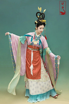 秋叶影沉采集到中国传统服饰