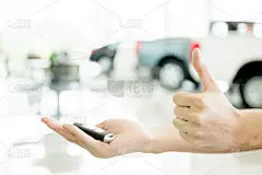 展厅里，人们拿着车钥匙竖起大拇指