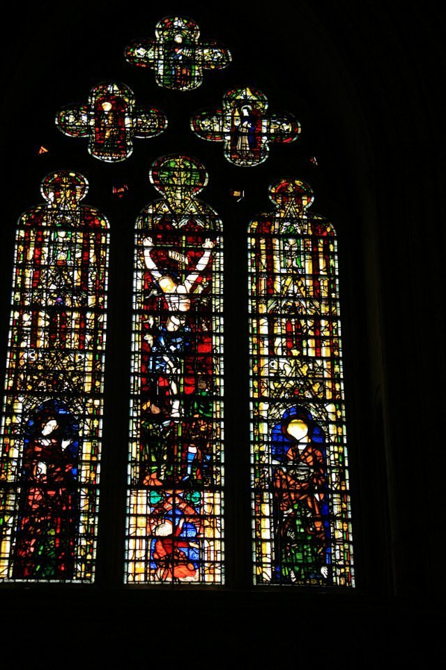教堂内拥有世界面积最大、以单扇窗镶嵌的中...