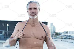 疲惫不堪的中年男子在户外跑步后休息。帅哥跑步者健身后休息