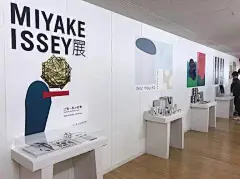 2017 JAGDA展｜每年度的视觉设计大展JAGDA现正开展 : （hello，there）��每年度的视觉设计大展JAGDA现正开展。设计idea不说，今年在纸材上似乎有较往常不同的变化。新技术的喷墨输出的少量海报比往常多，也有非纸材如金属、布料作为媒体的海报。今... _展会 会议舞台 论坛设计采下来 #率叶插件，让花瓣网更好用#