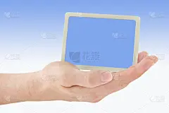 男性手和蓝色标签