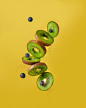 奇异果块 蓝莓 漂浮 食物 新鲜 新鲜食品 健康 漂浮 悬浮 营养 有机 成熟 无糖 素食 快乐餐系列